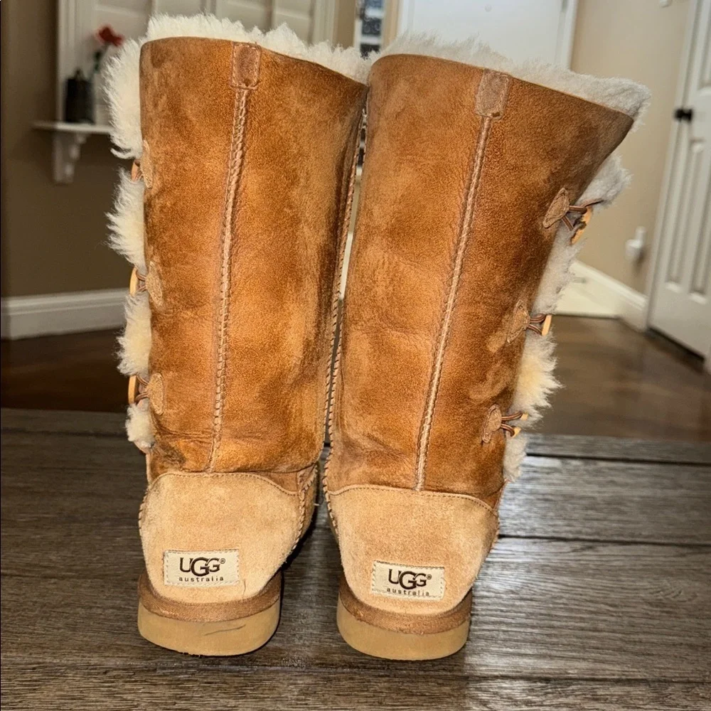 UGG Bailey Button Triplet Boots Chestnut FLAWED